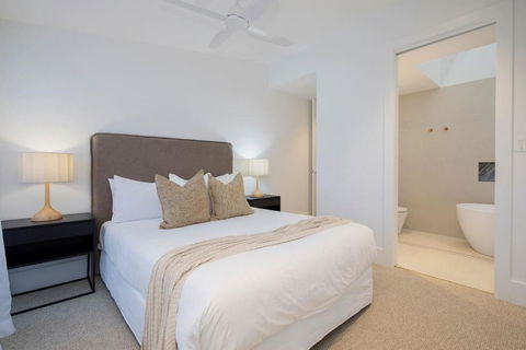 The Cloudscape - Cosy, Modern, And Chic Designer Pad - Accommodation Broadbeach 3