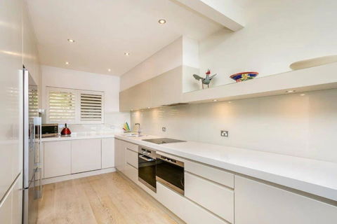 The Commodore - Accommodation Broadbeach 2