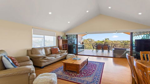 The Curly Seahorse - Fantastic, Affordable Holiday Home For Large Groups - Accommodation Broadbeach 2