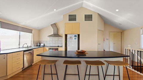 The Curly Seahorse - Fantastic, Affordable Holiday Home For Large Groups - Accommodation Broadbeach 3