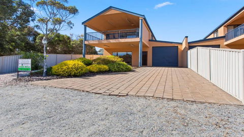 The Curly Seahorse - Fantastic, Affordable Holiday Home For Large Groups - Accommodation Broadbeach 0