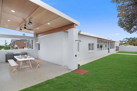 The Elements I Beach House I Sleeps 16 I - Accommodation Broadbeach 0