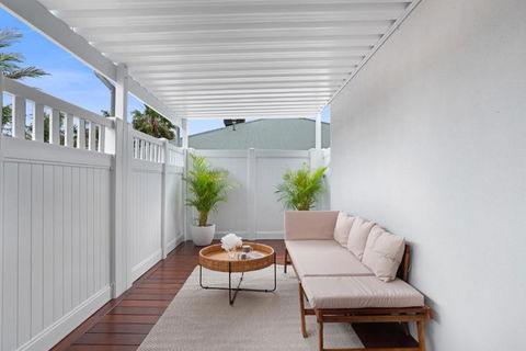 The Elements I Beach House I Sleeps 16 I - Accommodation Broadbeach 2