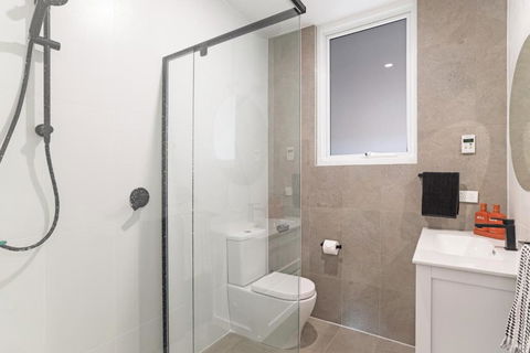The Elements I Beach House I Sleeps 16 I - Accommodation Broadbeach 3