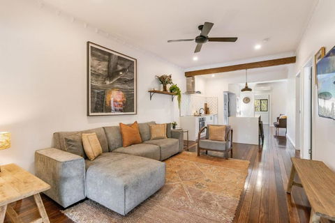 The Elks - Pet Friendly Home In Town - Accommodation Broadbeach 0