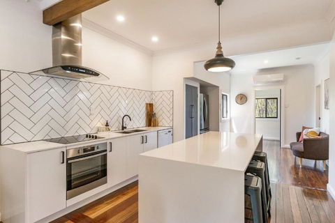 The Elks - Pet Friendly Home In Town - Accommodation Broadbeach 1