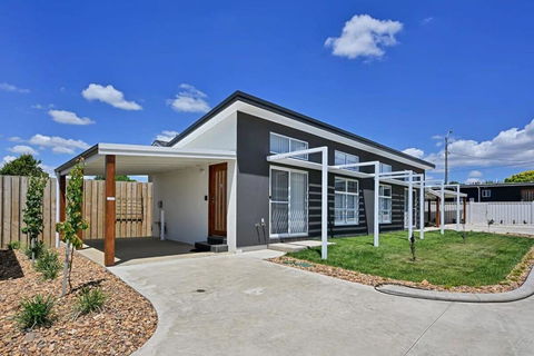 The Elm Apartments - The Cowhide Room - Accommodation Broadbeach 3