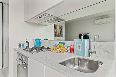 The Essence - Fresh, Light & On The Tram Line! - Accommodation Broadbeach 2