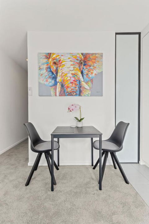 The Essence - Fresh, Light & On The Tram Line! - Accommodation Broadbeach 3