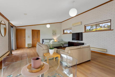 The Flaxman Studio - Panoramic Ocean Views - Accommodation Broadbeach 2