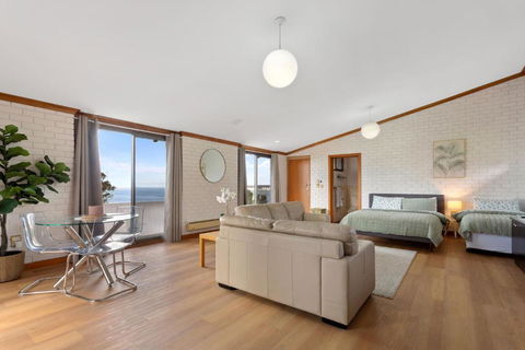 The Flaxman Studio - Panoramic Ocean Views - Accommodation Broadbeach 0