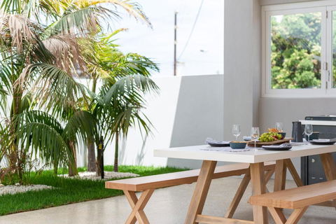 The Elements L Fire L 4 Stunning Apartments Each With Private Outdoor Dining L Walk To The Beach L Family Friendly L Wifi L Netflix L Outdoor Shower L Communal BBQ Pavilion And Lawn Area L - Accommodation Broadbeach 1
