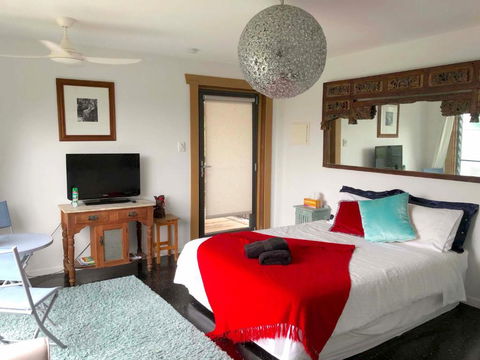 THE GOLDEN RETREAT POOL HOUSE - Accommodation Broadbeach 0