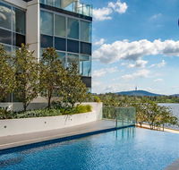 Beautiful Modern Lake View Apartment - Accommodation Broadbeach