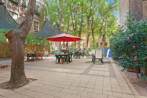 Blue Parrot Youth Hostel - Accommodation Broadbeach 1