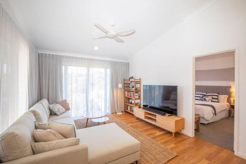 THE LOOKOUT BEACH HOUSE - Accommodation Broadbeach 3