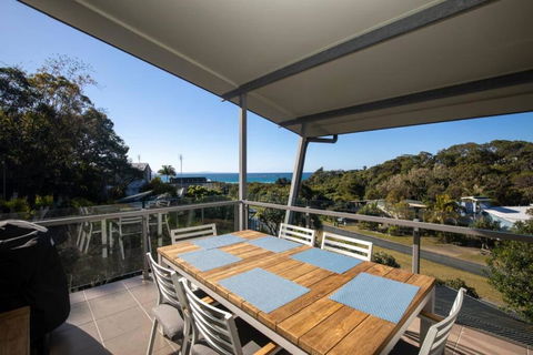 THE LOOKOUT BEACH HOUSE - Accommodation Broadbeach 1