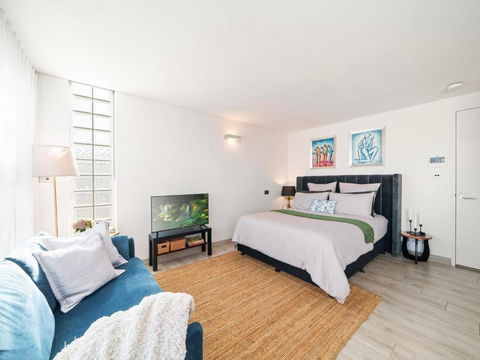 XQ Collection La Casa De Frida - Modern Studio With Balcony - Accommodation Broadbeach 3