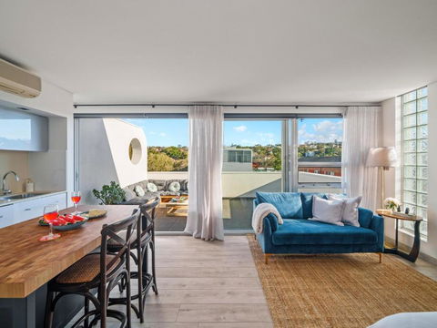 XQ Collection La Casa De Frida - Modern Studio With Balcony - Accommodation Broadbeach 2