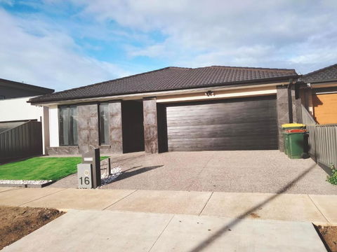 Modern And Cosey 4 Bedroom House Walk To Beach - Accommodation Broadbeach 0