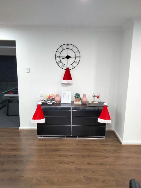 Modern And Cosey 4 Bedroom House Walk To Beach - Accommodation Broadbeach 3