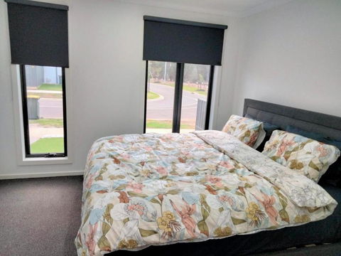 Modern And Cosey 4 Bedroom House Walk To Beach - Accommodation Broadbeach 2