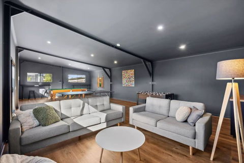 The Absolute Beach Escape For 11 - Accommodation Broadbeach 1