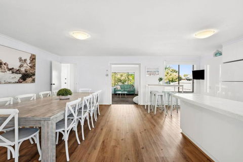The Absolute Beach Escape For 11 - Accommodation Broadbeach 3
