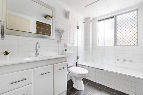 Warm Oasis At Parramatta- 2 BR - Free Parking - Near Shops - Accommodation Broadbeach 3