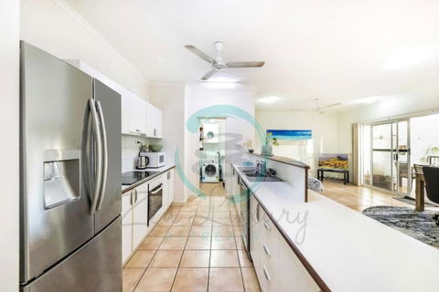 ZEN FORESHORE Cozy 2-BR, 2-BA Holiday Home + Pool - Accommodation Broadbeach 3