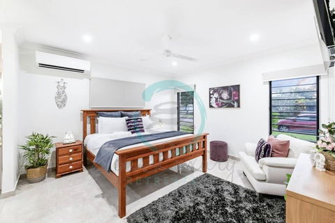 Zenhouse: 4BR Stylish Work/Family Home In Muirhead - Accommodation Broadbeach 2